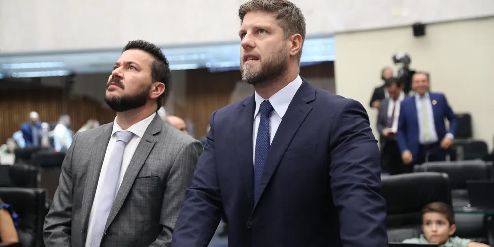 Arislon Chicorato (à esquerda) assume liderança da oposição da Alep, no lugar de Requião Filho (ao centro)