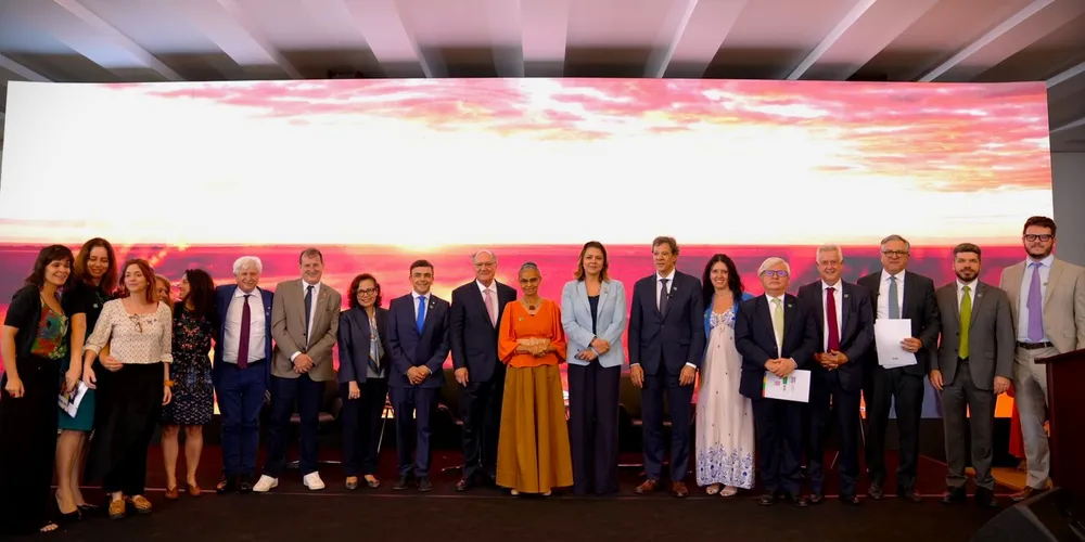 Ao lado de Alckimin e de ministros, Aliel Machado participou do evento que sancionou a Lei do Mercado de Carbono, nesta quinta-feira (12)