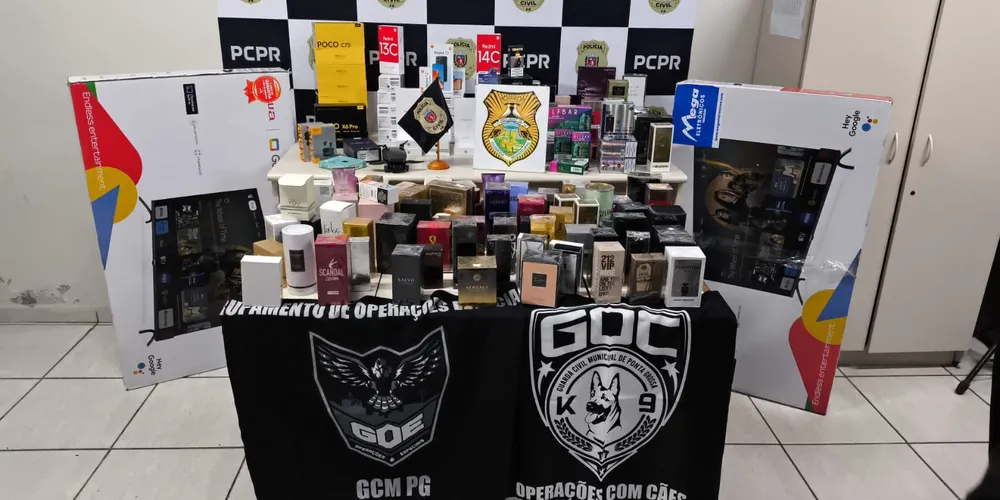 Em uma das residências foram apreendidos smartphones e perfumes de origem estrangeira