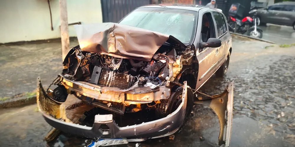 Renault Clio ficou com a parte da frente totalmente destruída