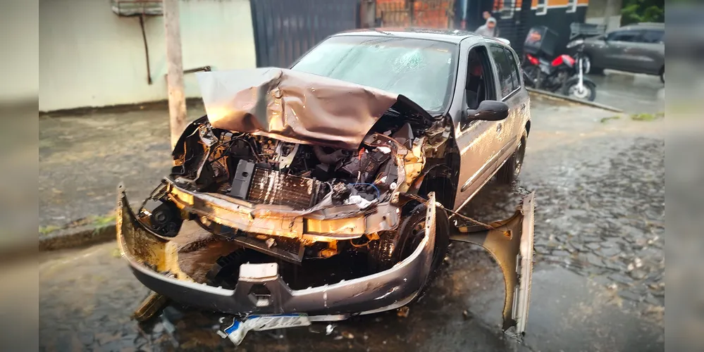 Renault Clio ficou com a parte da frente totalmente destruída