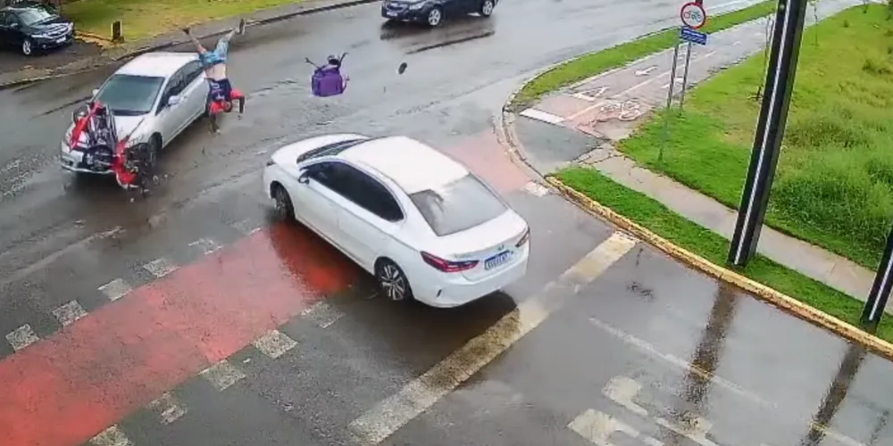 Motociclista foi arremessado, antes de cair ao chão