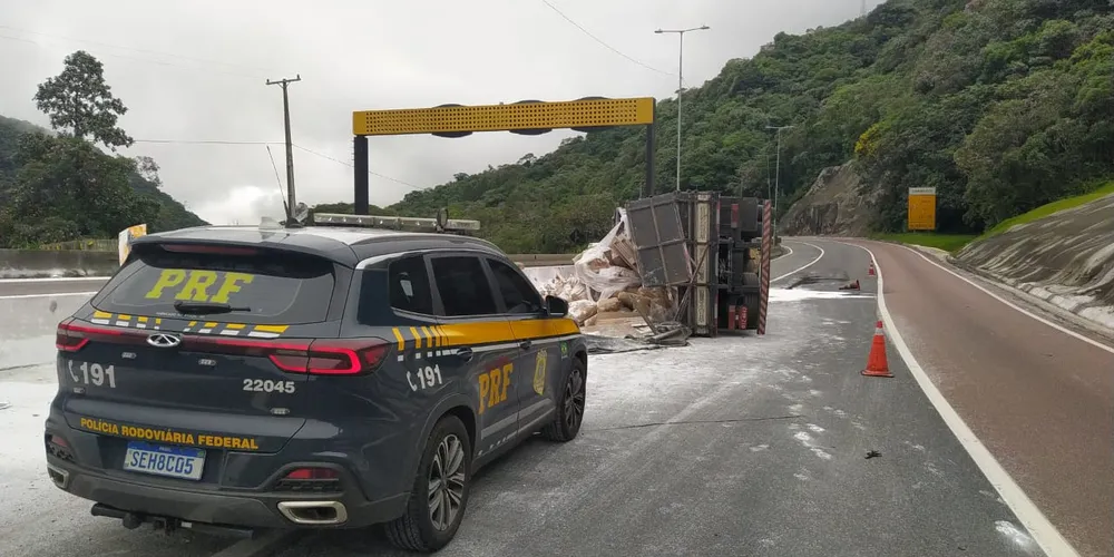 Acidente aconteceu no km 688 da rodovia, em Guaratuba