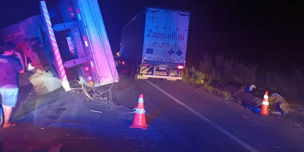 Colisão envolvendo dois caminhões aconteceu na noite dessa terça-feira (21); congestionamento na BR-376 nesta manhã chega a 5 km