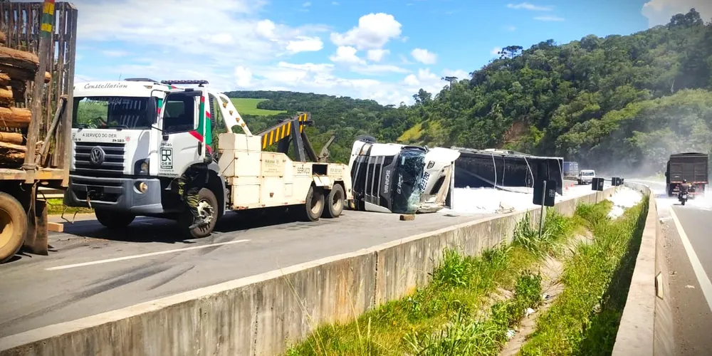 Veículo tombou e carga se espalhou nos dois sentidos da rodovia
