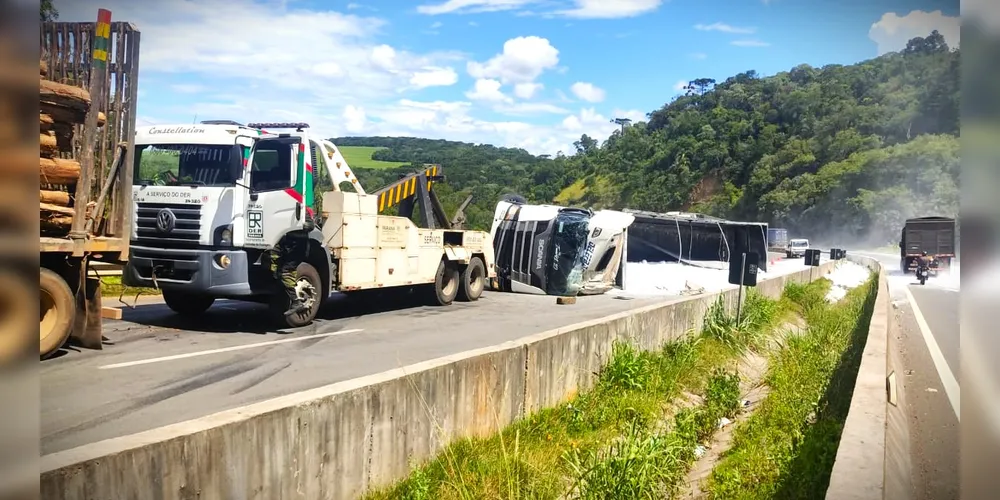 Veículo tombou e carga se espalhou nos dois sentidos da rodovia