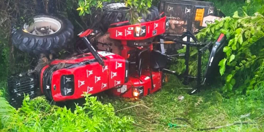 Trator modelo Mahindra/6075 capotou no km 282 da PR-151