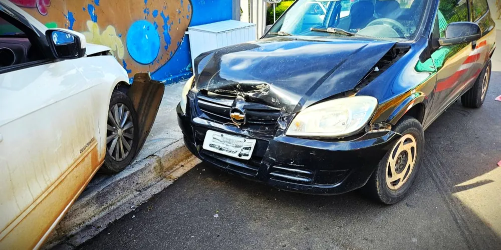 Parte da frente do carro modelo Celta ficou danificada