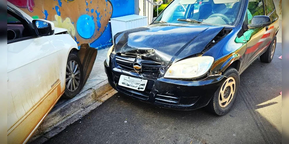 Parte da frente do carro modelo Celta ficou danificada