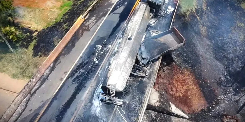 Devido às chamas, veículos foram consumidos pelo fogo, além da vegetação ao redor do local