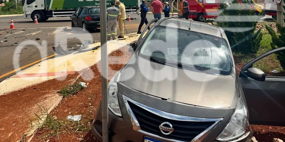 Versa e Peugeot colidiram no cruzamento das ruas Maximiliano Magagnin e José Carlos Gomes