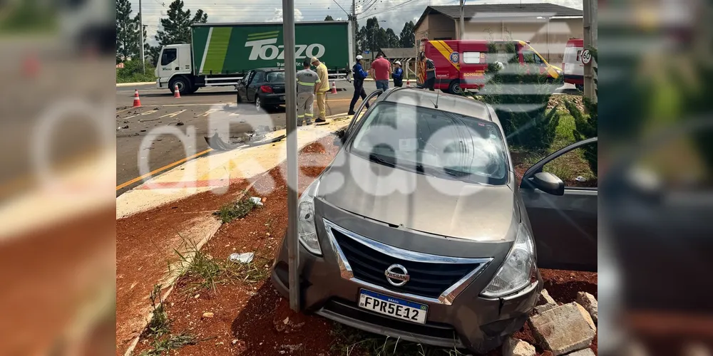 Versa e Peugeot colidiram no cruzamento das ruas Maximiliano Magagnin e José Carlos Gomes