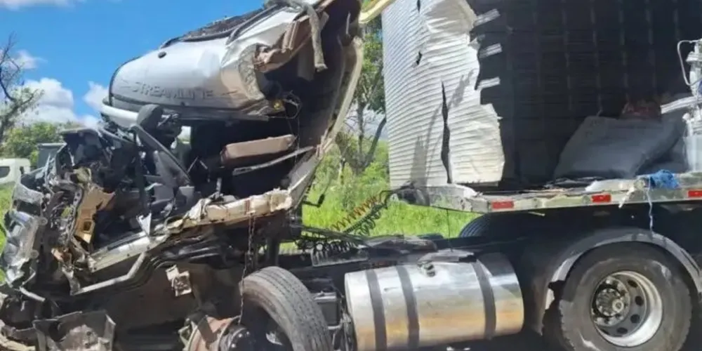 Colisão aconteceu na BR-116, entre dois caminhões