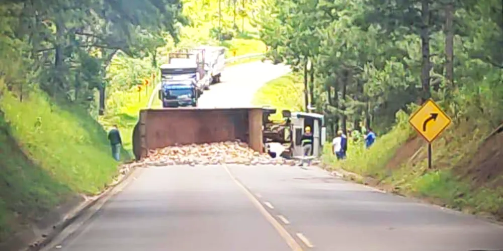 Automóvel está interditando a rodovia
