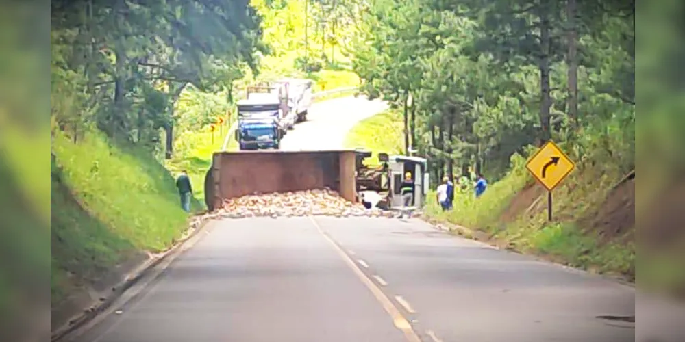 Automóvel está interditando a rodovia