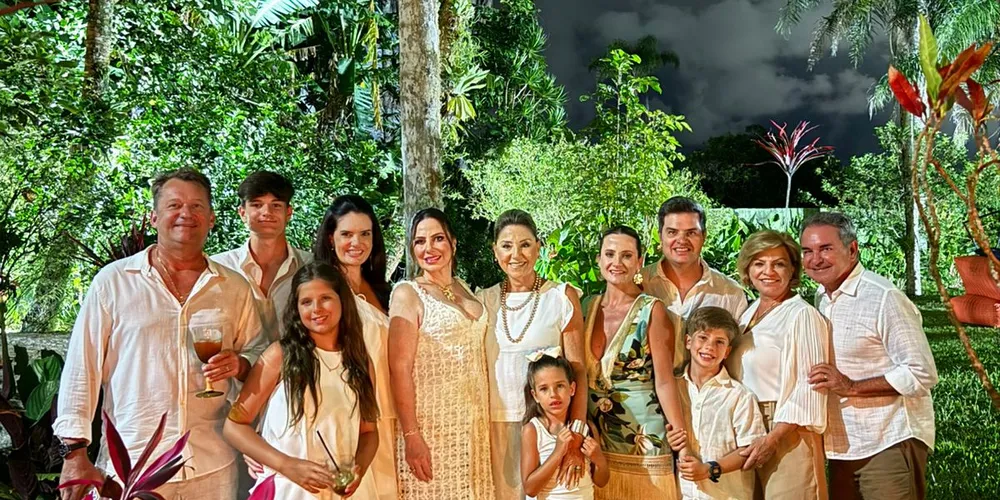 Anfitriã Ana Kcenia de Miranda recepciona novamente familiares e jovens amigos de seus filhos Antônio Lúcio e Laura para o famoso réveillon em sua residência na Praia Mansa de Caiobá. No registro, também Renata Mattar Kossatz com os filhos Lucca, Liz e marido Alberto Kossatz. Indianara Milléo prima da anfitriã ladeada por sua filha Mayte, netos Isis e Cesar Neto, genro Thiago Bertuol de Oliveira ao lado dos seus pais Tere e Almir.