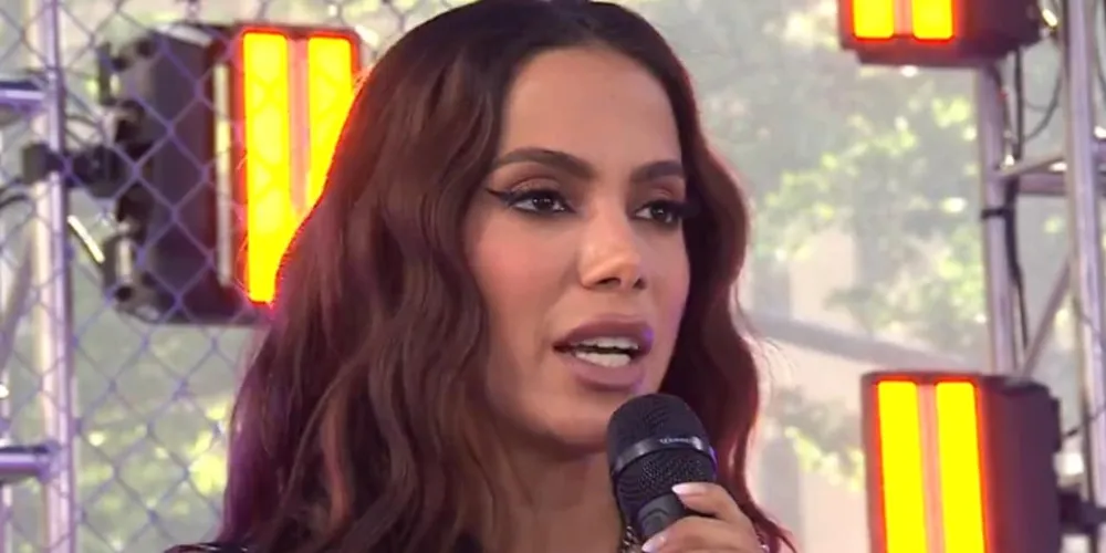 Anitta se irritou com fã, durante show na cidade de Timbau do Sul