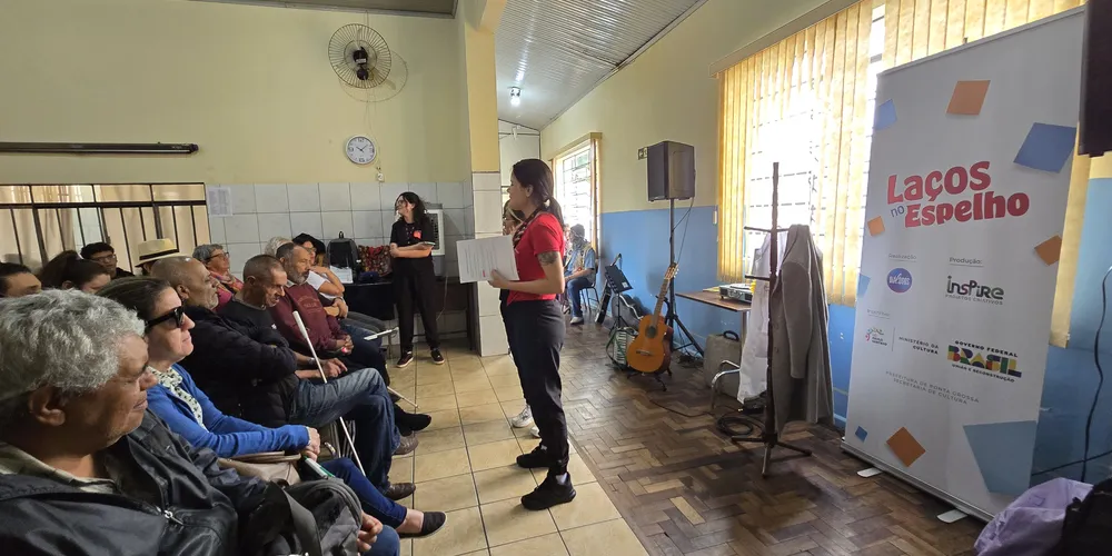 A proposta de inserir a dramaturgia inclusiva nesta peça surgiu da produtora Rafaela Prestes