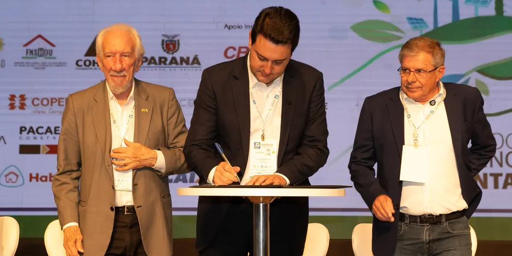 O governador Carlos Massa Ratinho Junior assinou nessa quarta-feira (4), durante a abertura do Fórum Nacional de Habitação de Interesse Social, um convênio de US$ 187 milhões