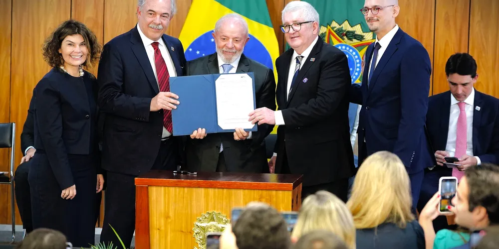 Presidente Lula e lideranças do BNDES, e da EPR, assinaram o financiamento nesta quarta-feira (29)