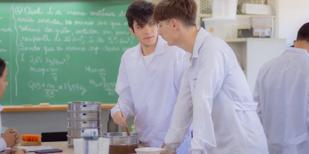 Editais de cada programa de bolsas são divulgados no site da instituição