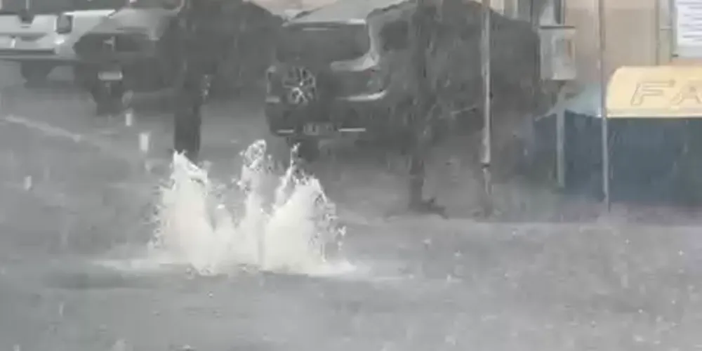 Bueiro não suportou o alto volume de chuva