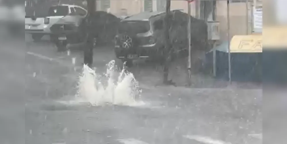 Bueiro não suportou o alto volume de chuva