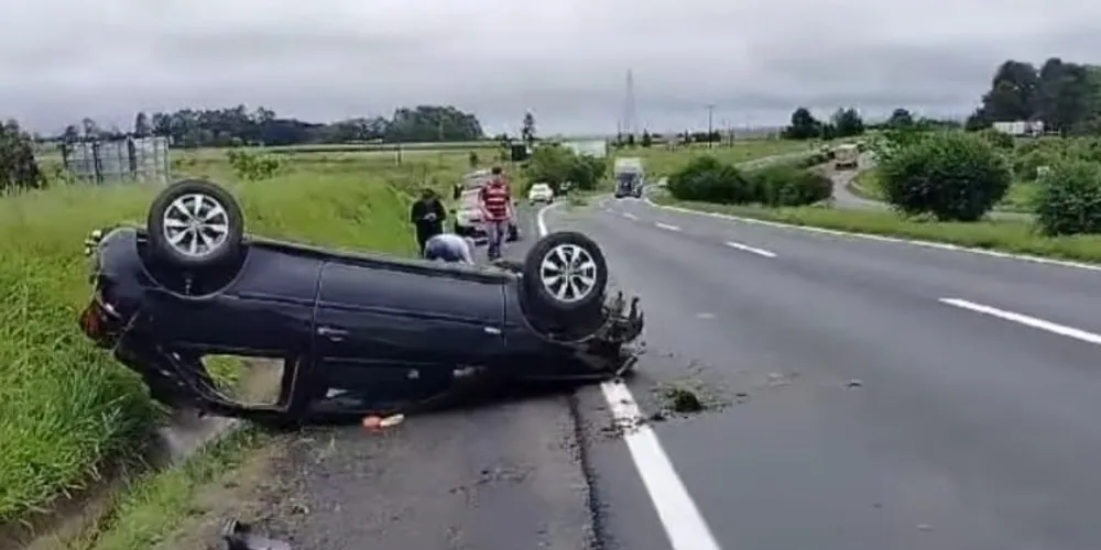 Capotamento aconteceu por volta das 13h15, segundo a EPR Litoral Pioneiro