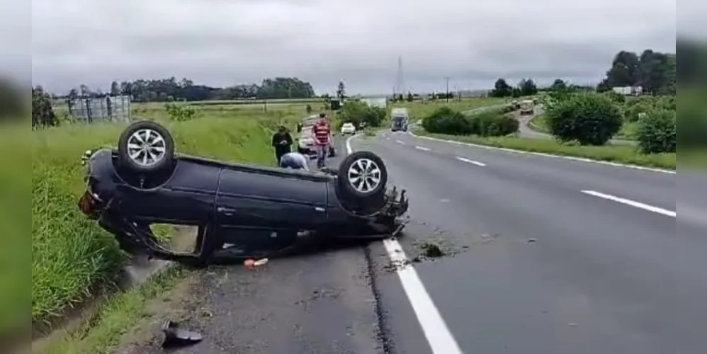 Capotamento aconteceu por volta das 13h15, segundo a EPR Litoral Pioneiro