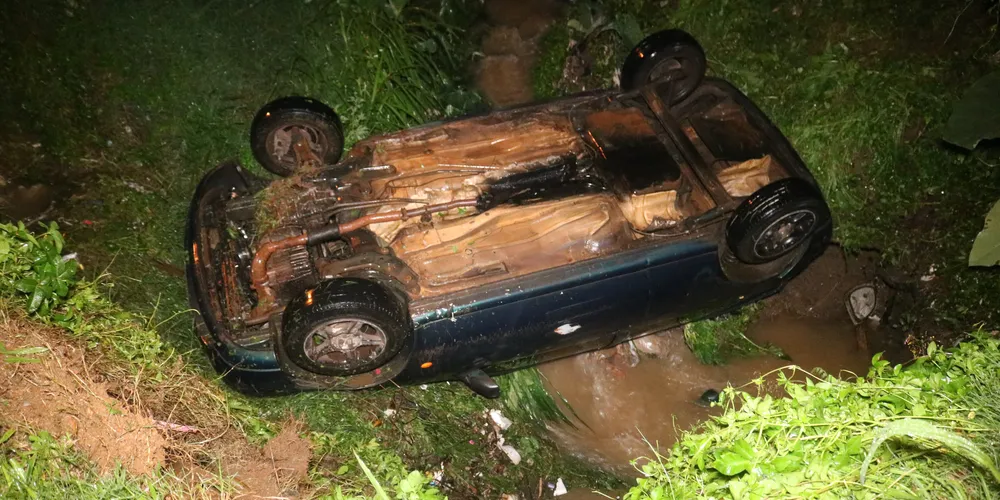 O veículo caiu no córrego depois de o condutor ter perdido o controle da direção