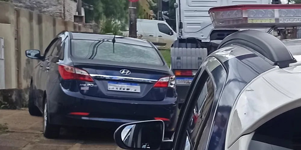 Carro estava estacionado sobre a calçada com sinal de batida na parte traseira