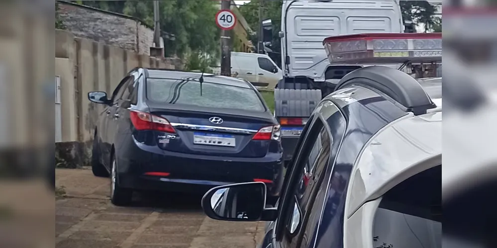 Carro estava estacionado sobre a calçada com sinal de batida na parte traseira