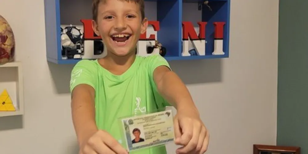 Brasiliense Benicio Vasques Silva Guimarães Rosa, de nove anos, com a sua CIN nas mãos