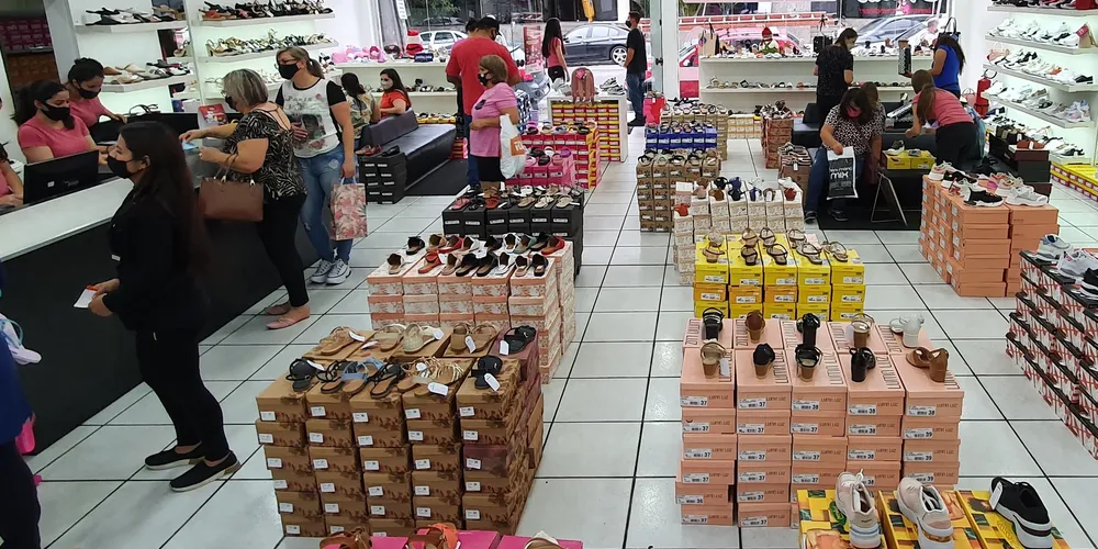 O comércio de rua de Ponta Grossa amplia em uma hora o atendimento em relação à semana passada