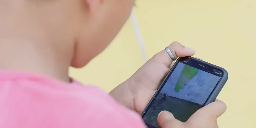 Exposição excessiva a telas tem ampliado a antissociabilidade e o bullying nas escolas