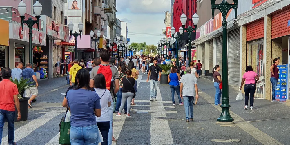 Lojas do comércio de rua trabalham com o Horário Especial de Natal