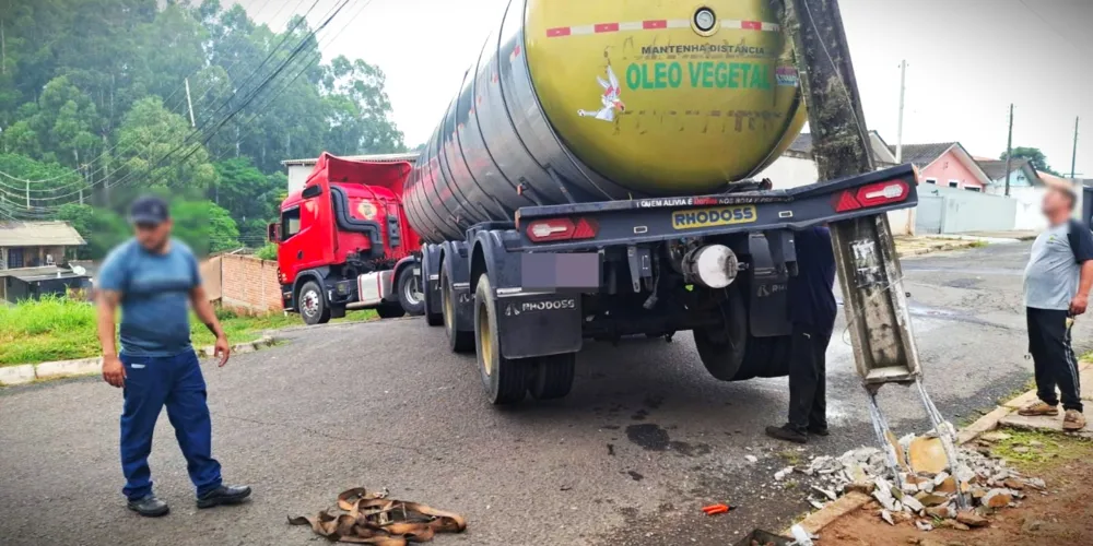 Calçada onde estava o poste também foi danificada