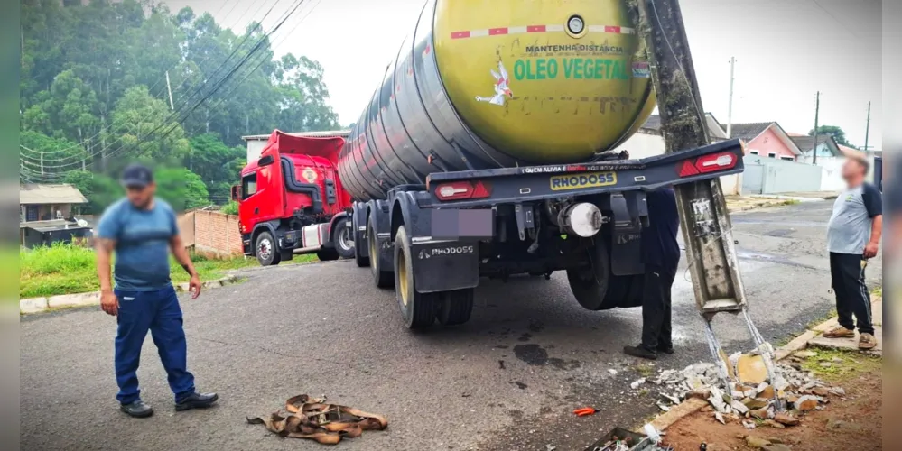 Calçada onde estava o poste também foi danificada