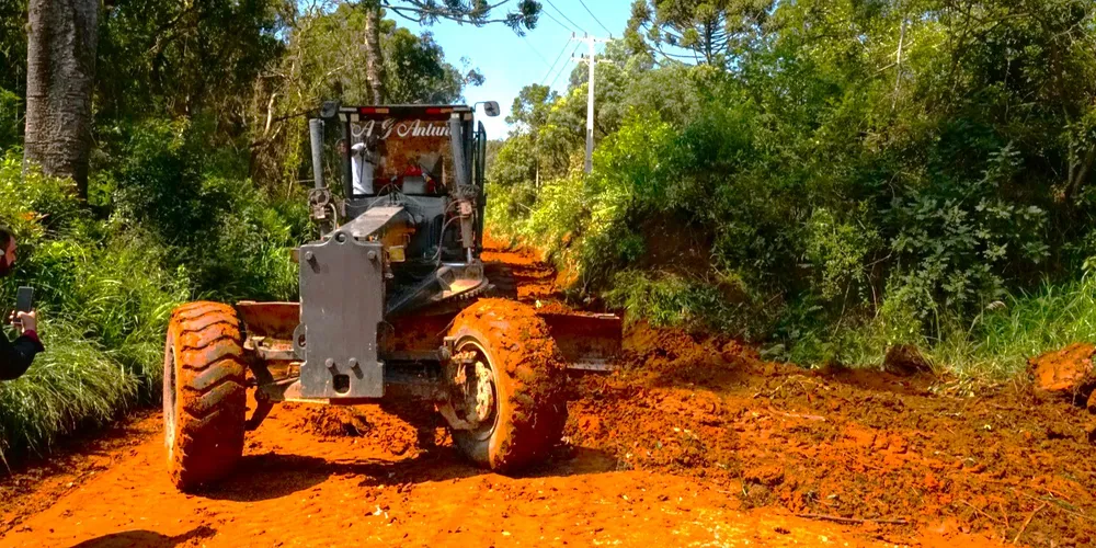 O programa Caminhos do Agro, recupera, faz manutenções e melhorias nas estradas rurais de Ponta Grossa