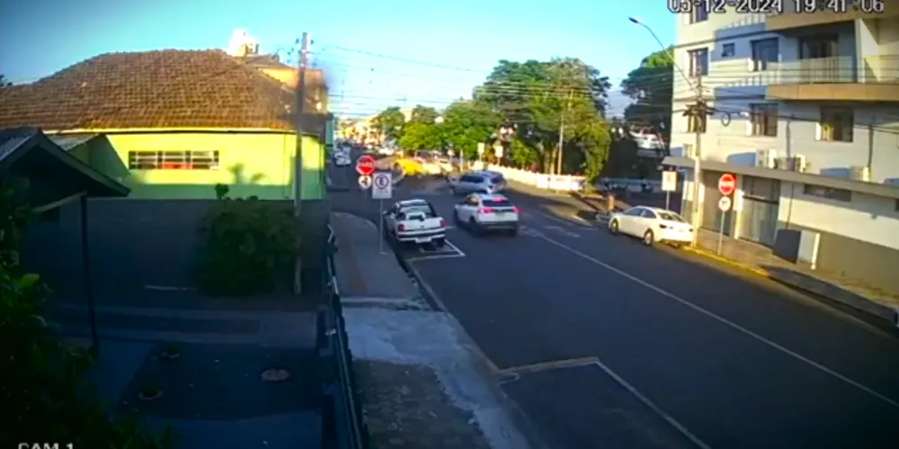 Viatura da Polícia Militar tombou após a colisão