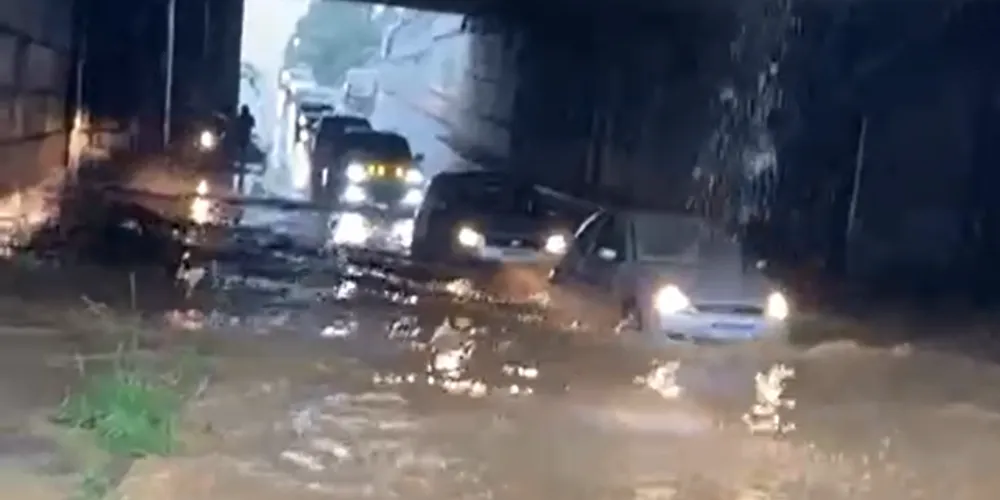 A trincheira do Los Angeles, no bairro Boa Vista, ficou alagada nesse sábado