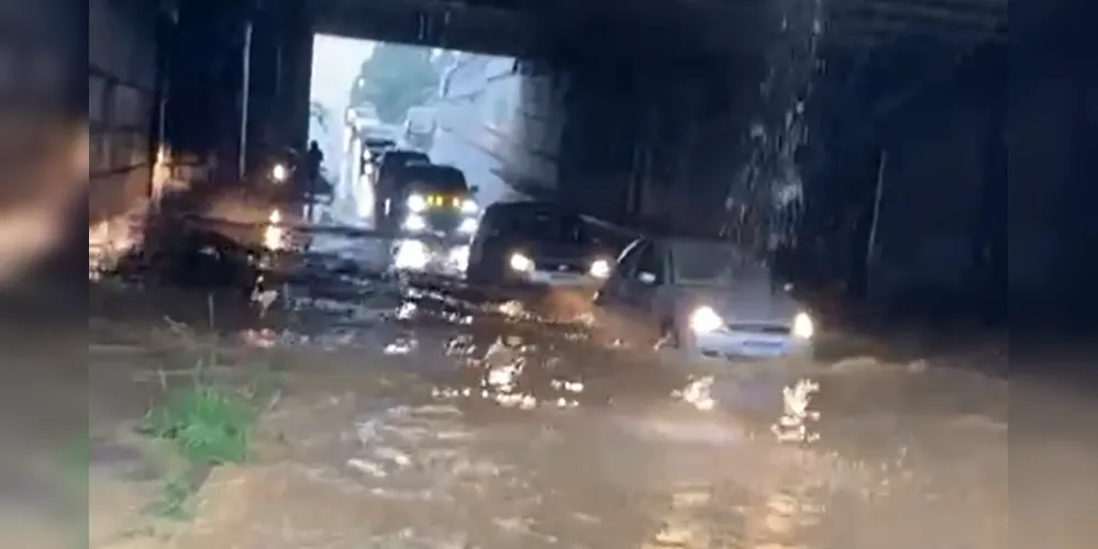 A trincheira do Los Angeles, no bairro Boa Vista, ficou alagada nesse sábado