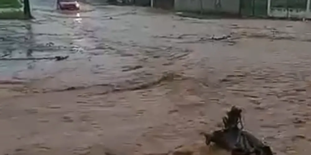 Com a enxurrada, água se acumulou na esquina das ruas Rebita e Caramuru