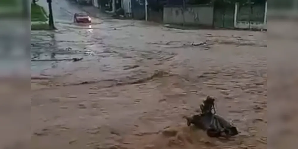 Com a enxurrada, água se acumulou na esquina das ruas Rebita e Caramuru