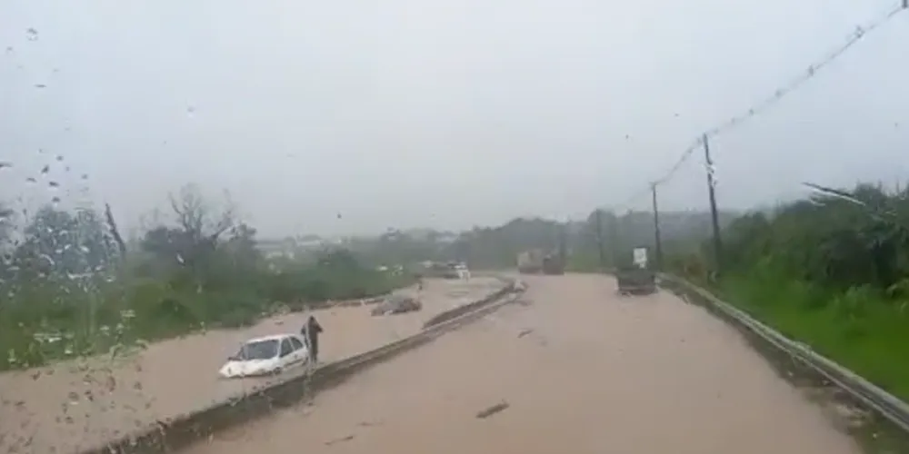 Arroio da Ronda transbordou com a forte chuva nesse sábado
