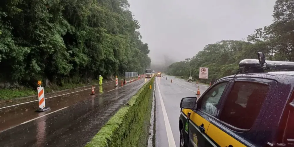 Segundo a PRF, não há previsão da liberação do trecho no quilômetro 43