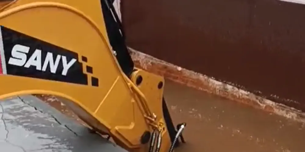 Cratera se formou em frente à residência, no bairro Boa Vista