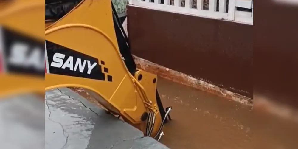 Cratera se formou em frente à residência, no bairro Boa Vista