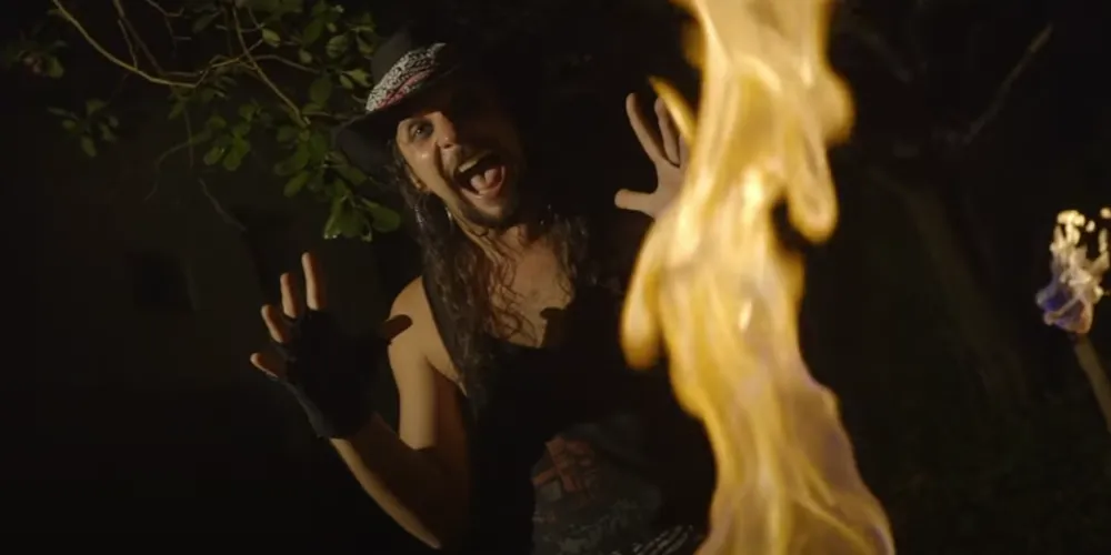 O vocalista Billy Stacce conta que a música foi escrita por ele juntamente com o ex-guitarrista da banda em 2018