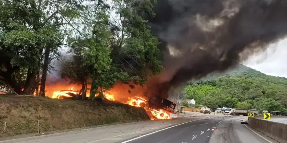 Um dos caminhões pegou fogo após o acidente
